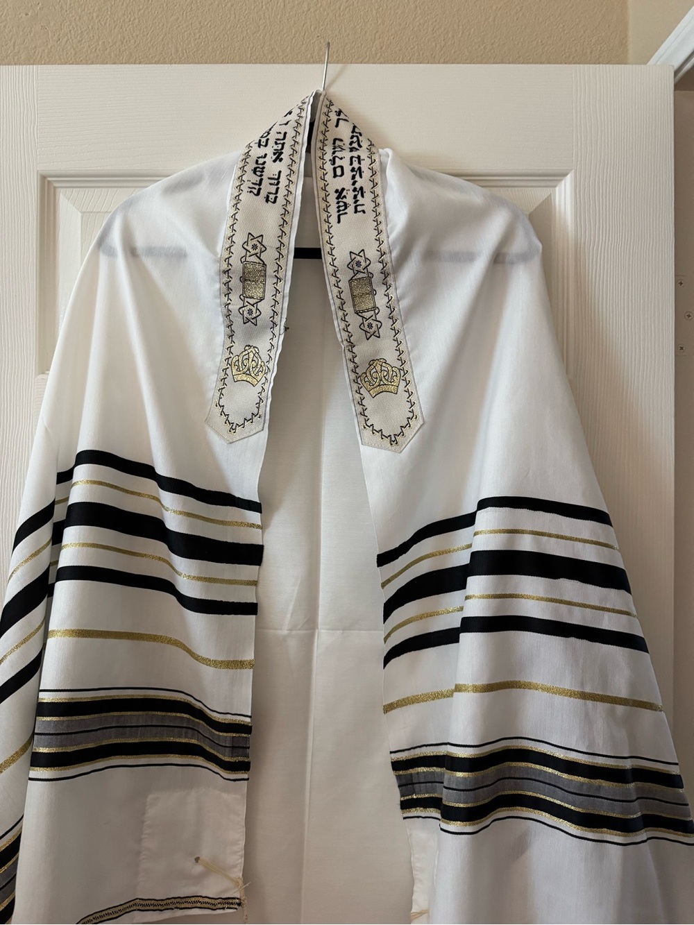 Traditional Black & Gold Striped Tallit (Jewish Prayer Shawl) – Size 50
